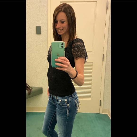 Hi I’m Kara I love fashion please no lowballs - Picture 2 of 3